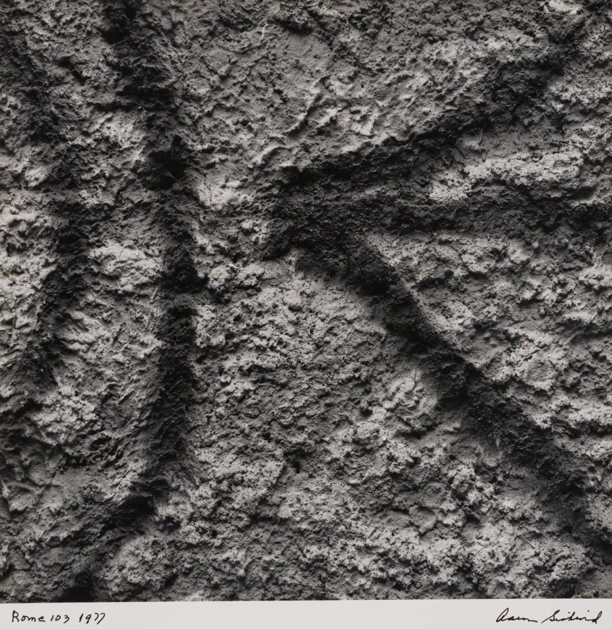 Aaron Siskind, Rome 103, 1977.