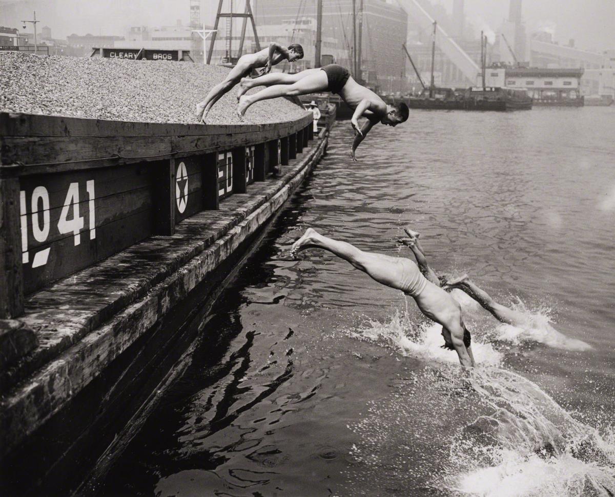 Arthur Leipzig, Divers, East River (variant), 1948.